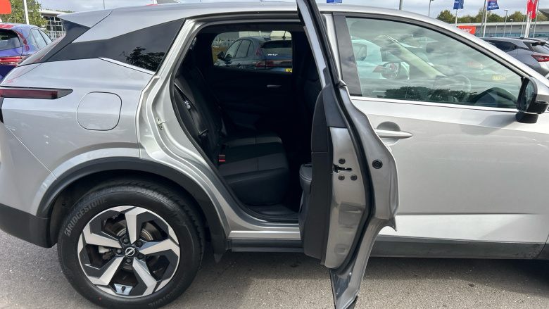 Nissan Qashqai 1.3 DiG-T MH N-Connecta 5dr Petrol Hatchback